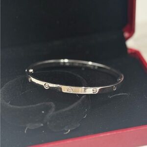 New/Unworn Look alike cartier love bracelet
Size: thin size/size 17